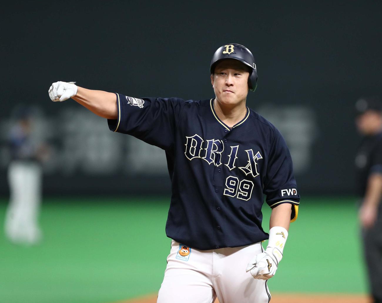 日本ハム対オリックス　9回表オリックス1死一、二塁、左前打を放ちガッツポーズの杉本（撮影・黒川智章）