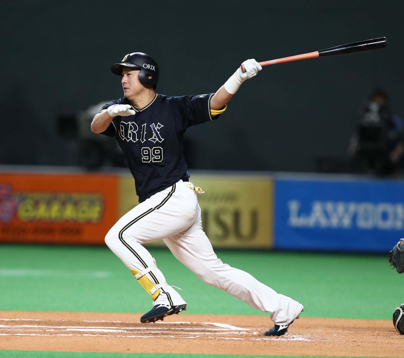 日本ハム対オリックス　6回表オリックス無死、三前内野安打を放つ杉本（撮影・黒川智章）