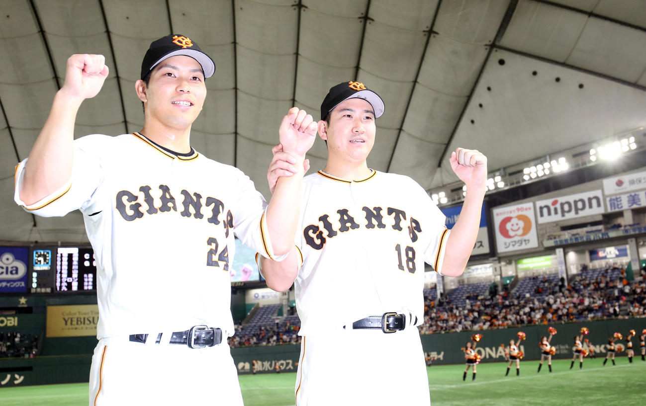 巨人対広島　ヒーローインタビュー後、記念撮影する大城（左）と菅野（撮影・狩俣裕三）