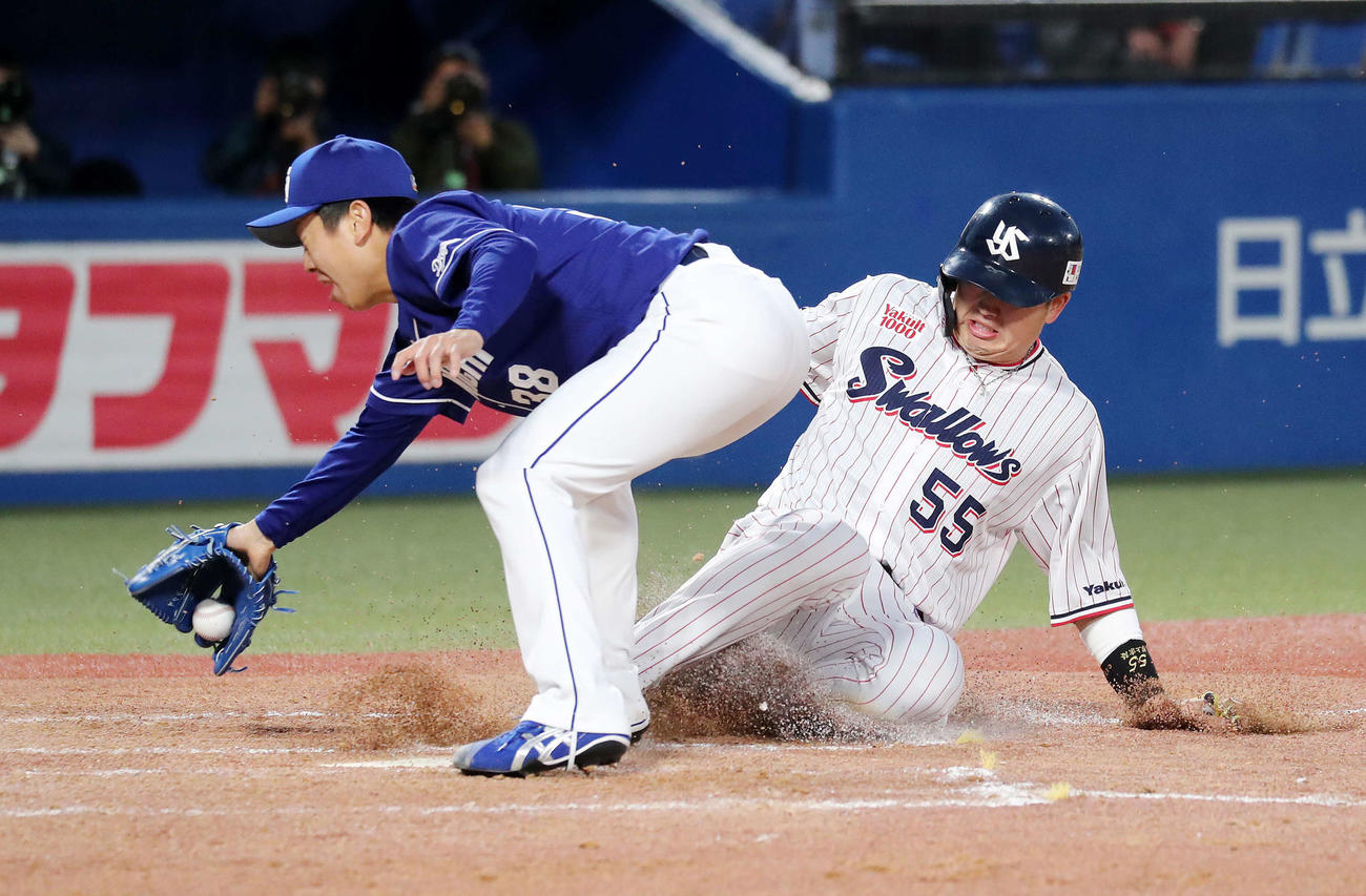 ヤクルト対中日　3回裏ヤクルト2死二塁、松葉（左）の暴投で二走村上が本塁を狙うがタッチアウト（撮影・鈴木正人）