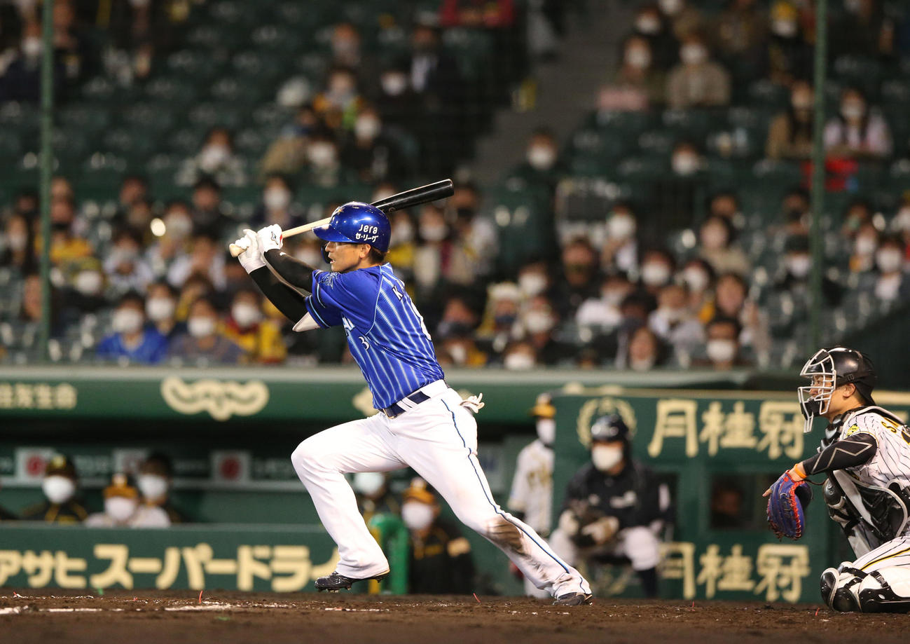 阪神対DeNA 5回表DeNA1死満塁、神里は右前適時打を放つ（撮影・上山淳一）