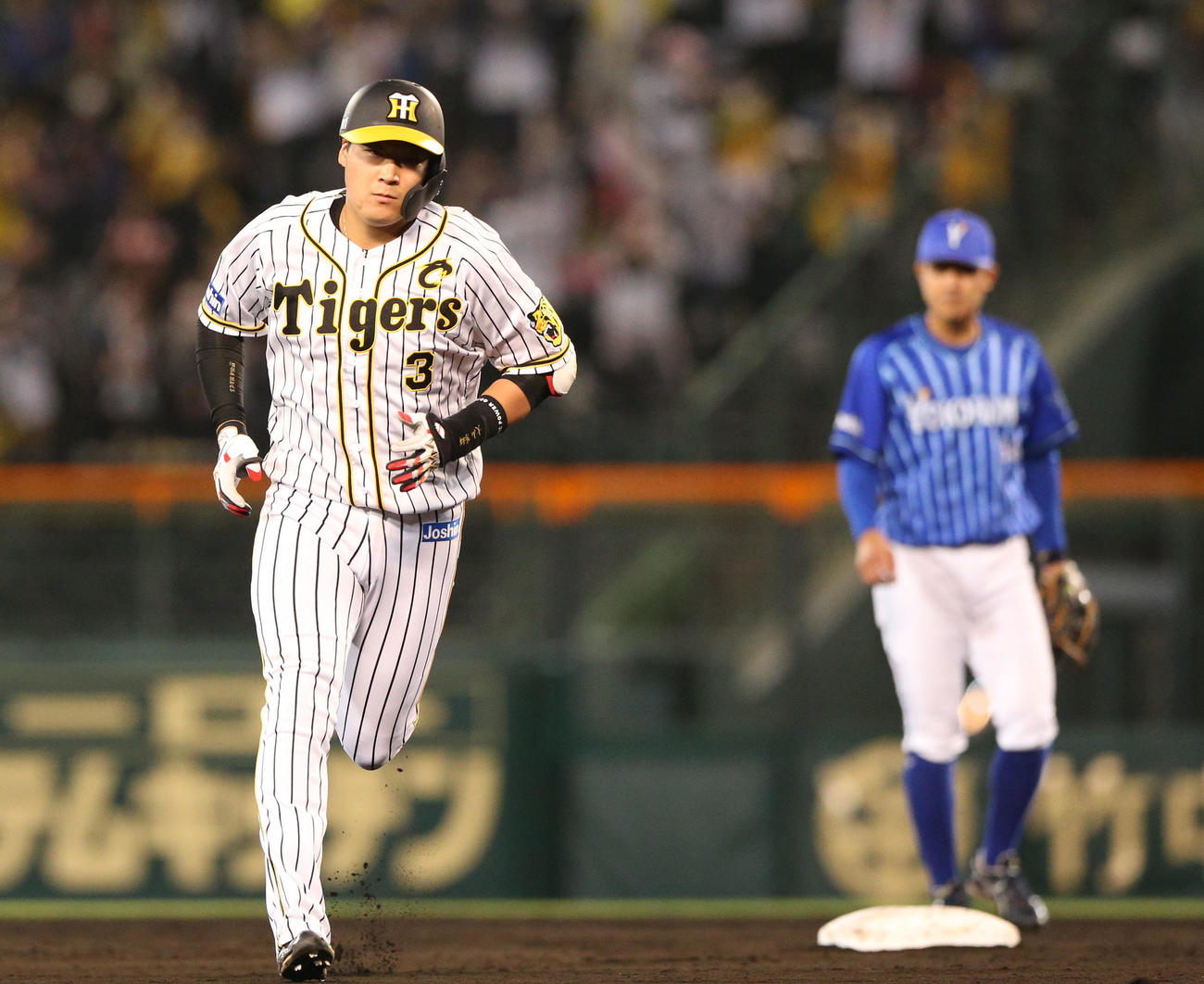 阪神対DeNA 4回裏阪神2死、大山は左越え本塁打を放ちベースランする（撮影・上山淳一）