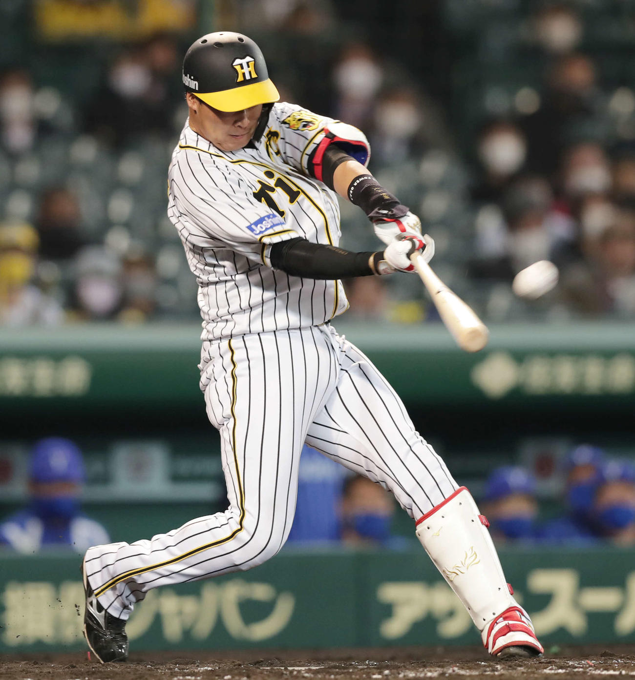 阪神対DeNA 4回裏阪神2死、左越え本塁打を放つ大山（撮影・前田充）