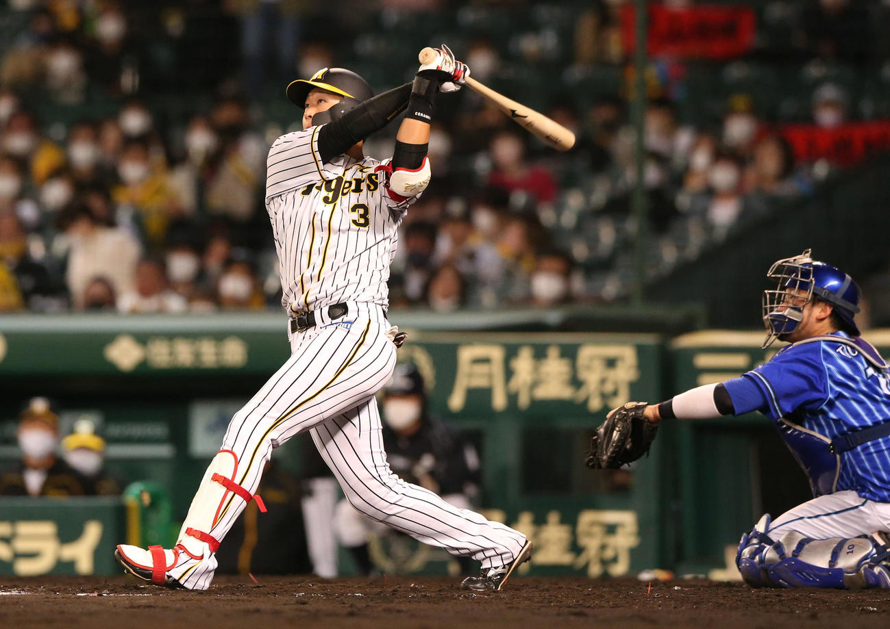 阪神対DeNA 4回裏阪神2死、大山は左越え本塁打を放つ（撮影・上山淳一）