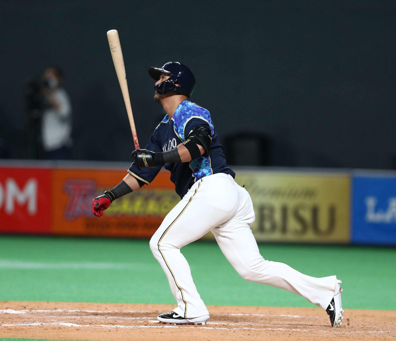 日本ハム対オリックス　8回裏日本ハム2死三塁、左飛に終わる中田（撮影・黒川智章）