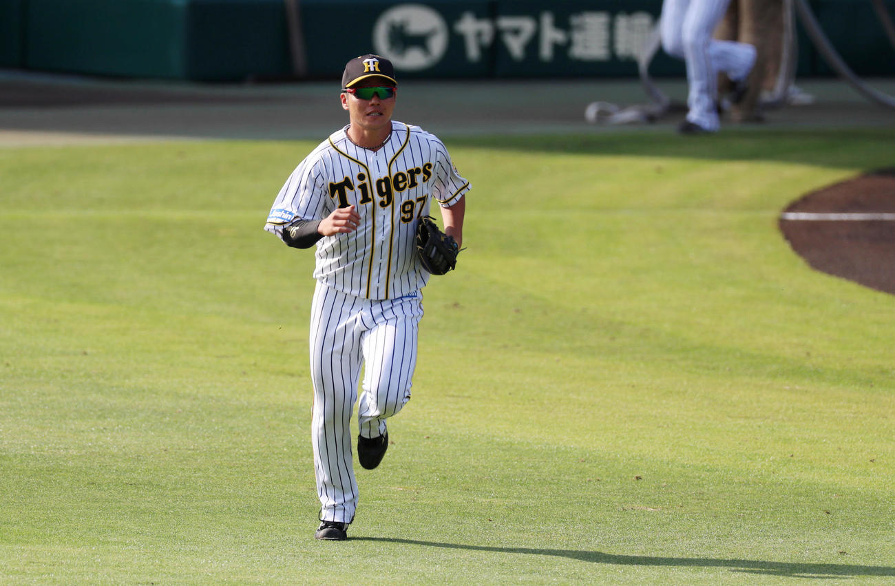 阪神対DeNA 6回表、プロ初守備につく小野寺は中堅へ走る（撮影・加藤哉）