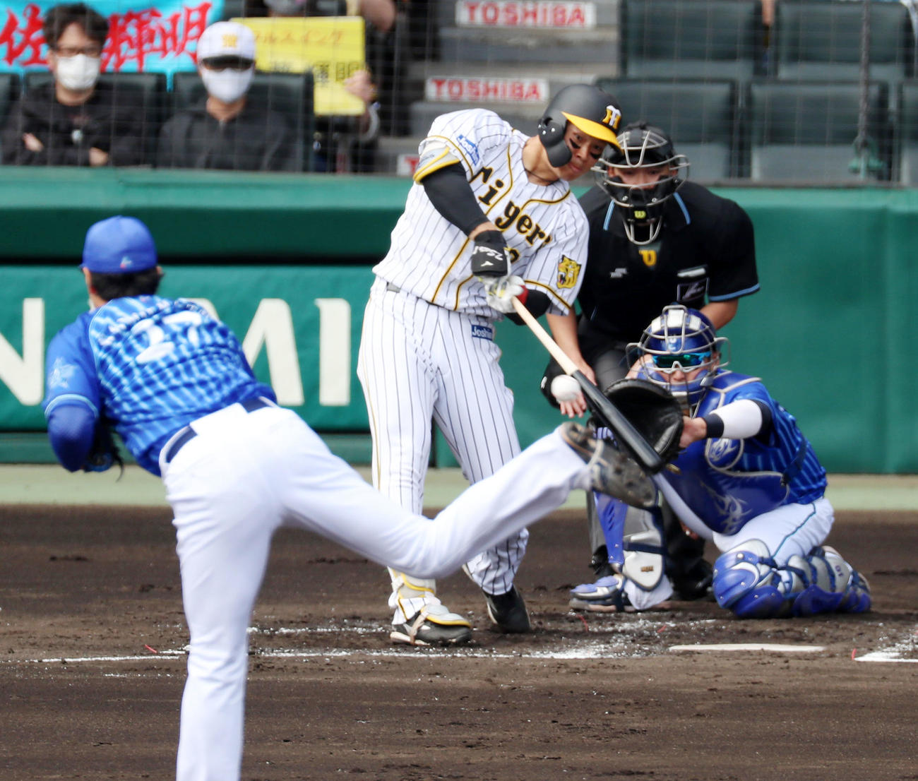 阪神対DeNA 1回裏阪神1死満塁、佐藤輝は右前適時打を放つ。投手は上茶谷（撮影・加藤哉）