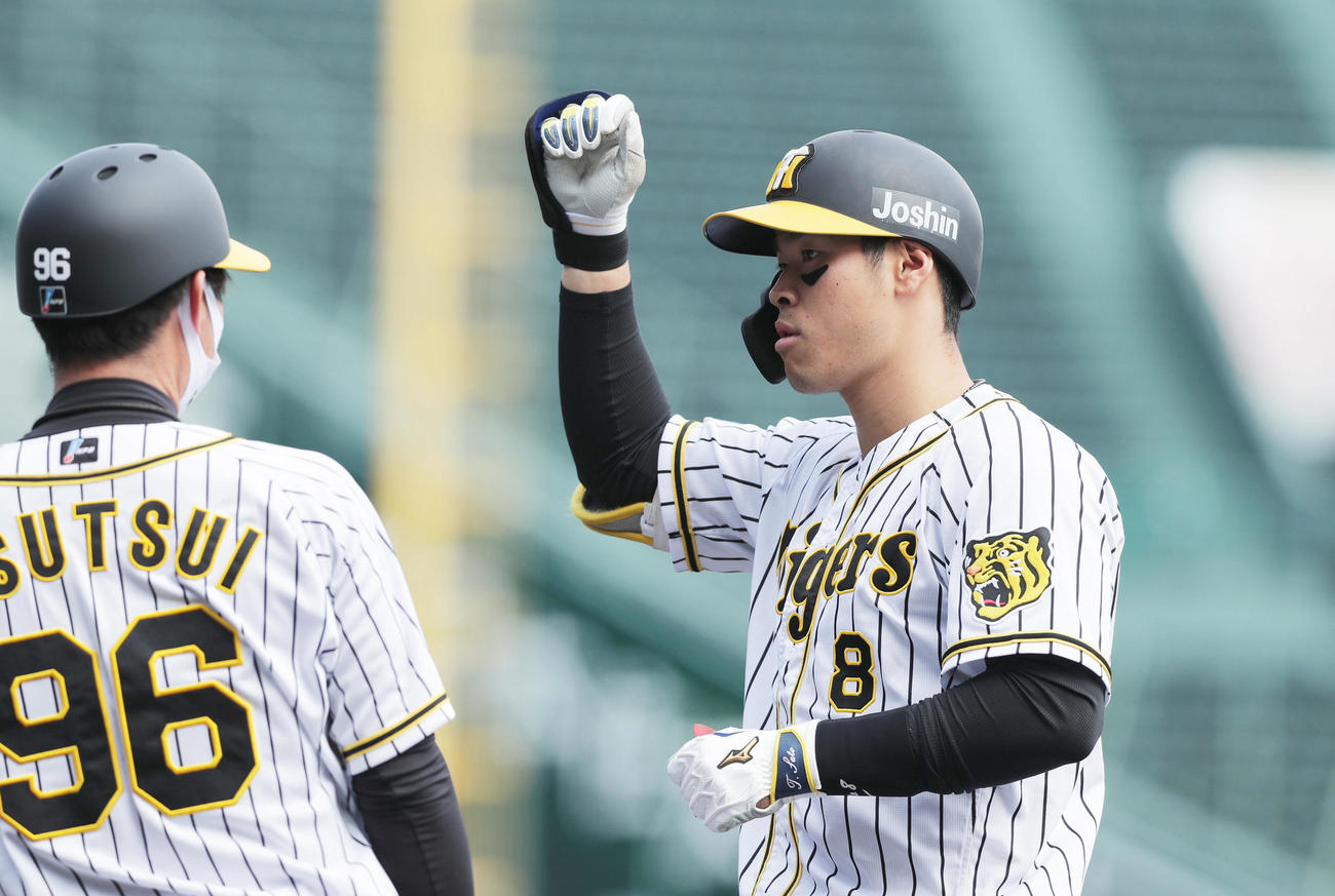 阪神対DeNA 1回裏阪神1死満塁、右前2点適時打を放ちガッツポーズする佐藤輝（撮影・前田充）