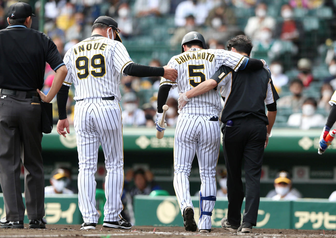 阪神対DeNA 1回裏阪神1死一、三塁、近本（右から2人目）は自打球で負傷しベンチへ引き揚げる（撮影・上山淳一）