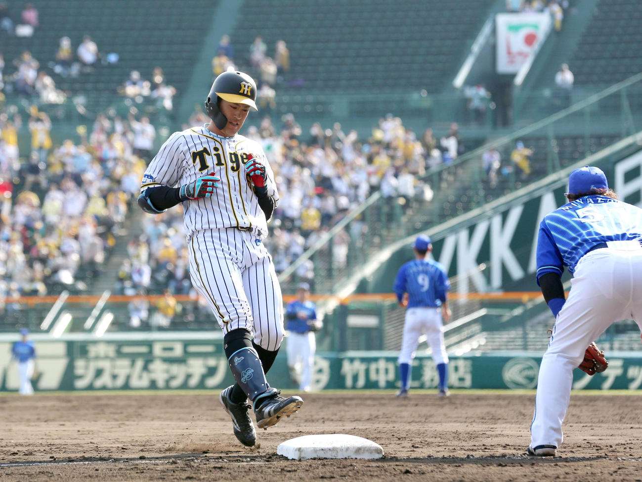 阪神対DeNA 5回裏阪神無死、板山は右に三塁打を放ち三塁に向かう（撮影・上山淳一）