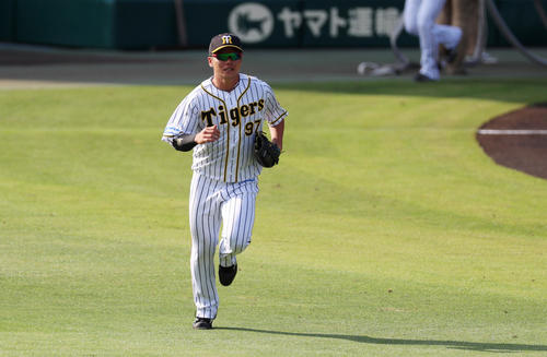 阪神対DeNA 6回表、プロ初守備につく小野寺は中堅へ走る（撮影・加藤哉）