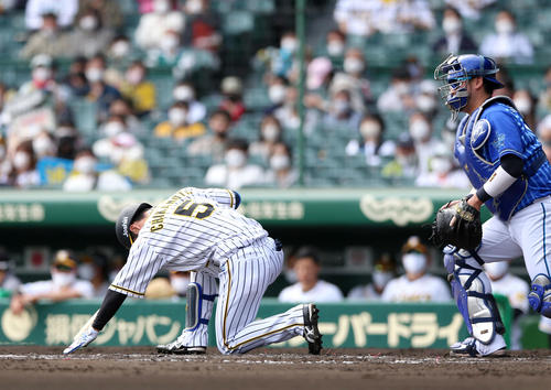阪神対DeNA 1回裏阪神1死一、三塁、近本は自打球で負傷する（撮影・上山淳一）