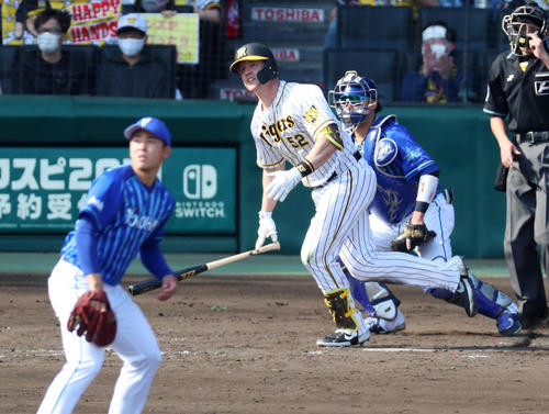 阪神対DeNA 4回裏阪神無死一、二塁、サンズは右前適時二塁打を放つ（撮影・加藤哉）