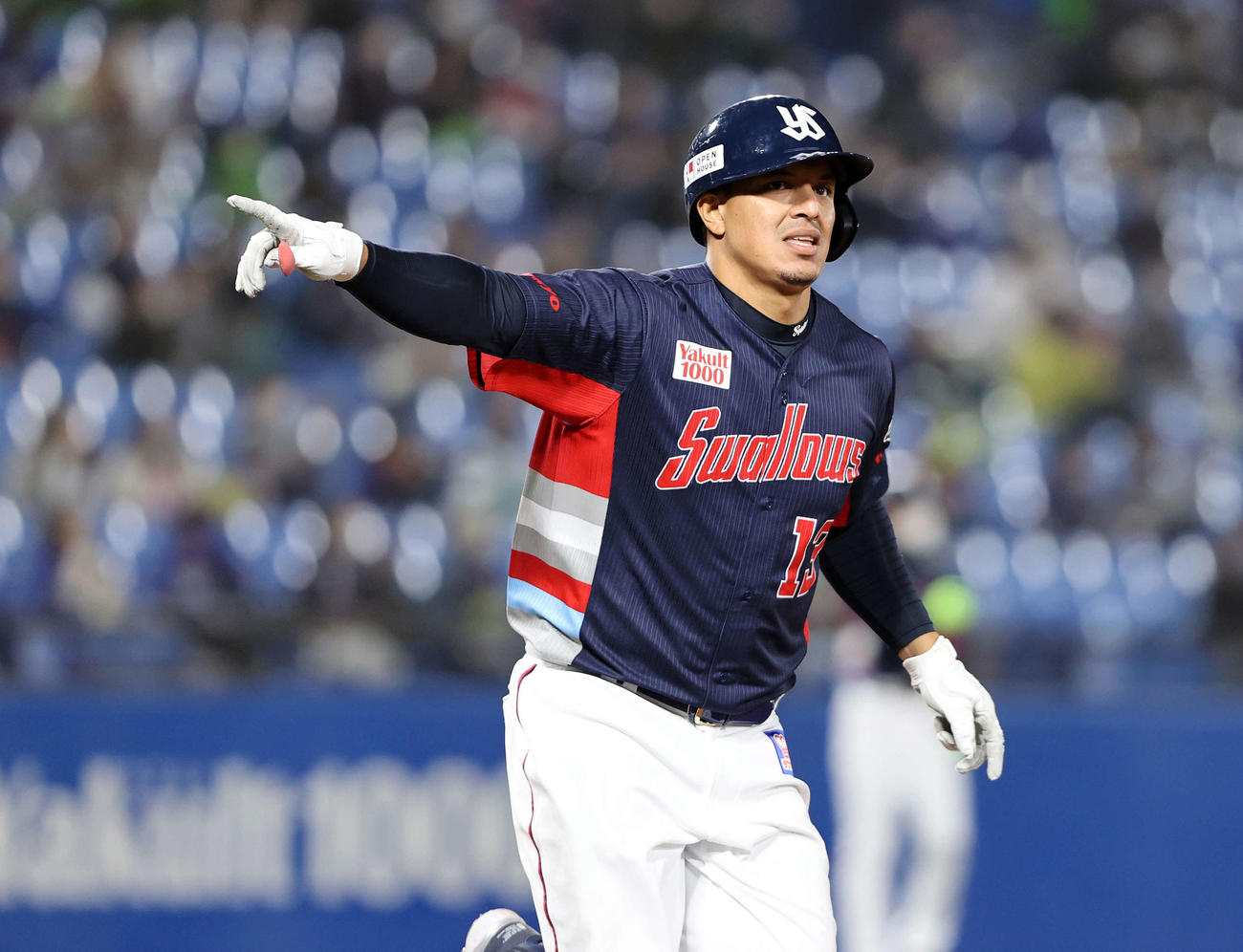 ヤクルト対中日　9回裏ヤクルト2死一、三塁、オスナはサヨナラ右前適時打を放ちポーズを決める（撮影・鈴木正人）