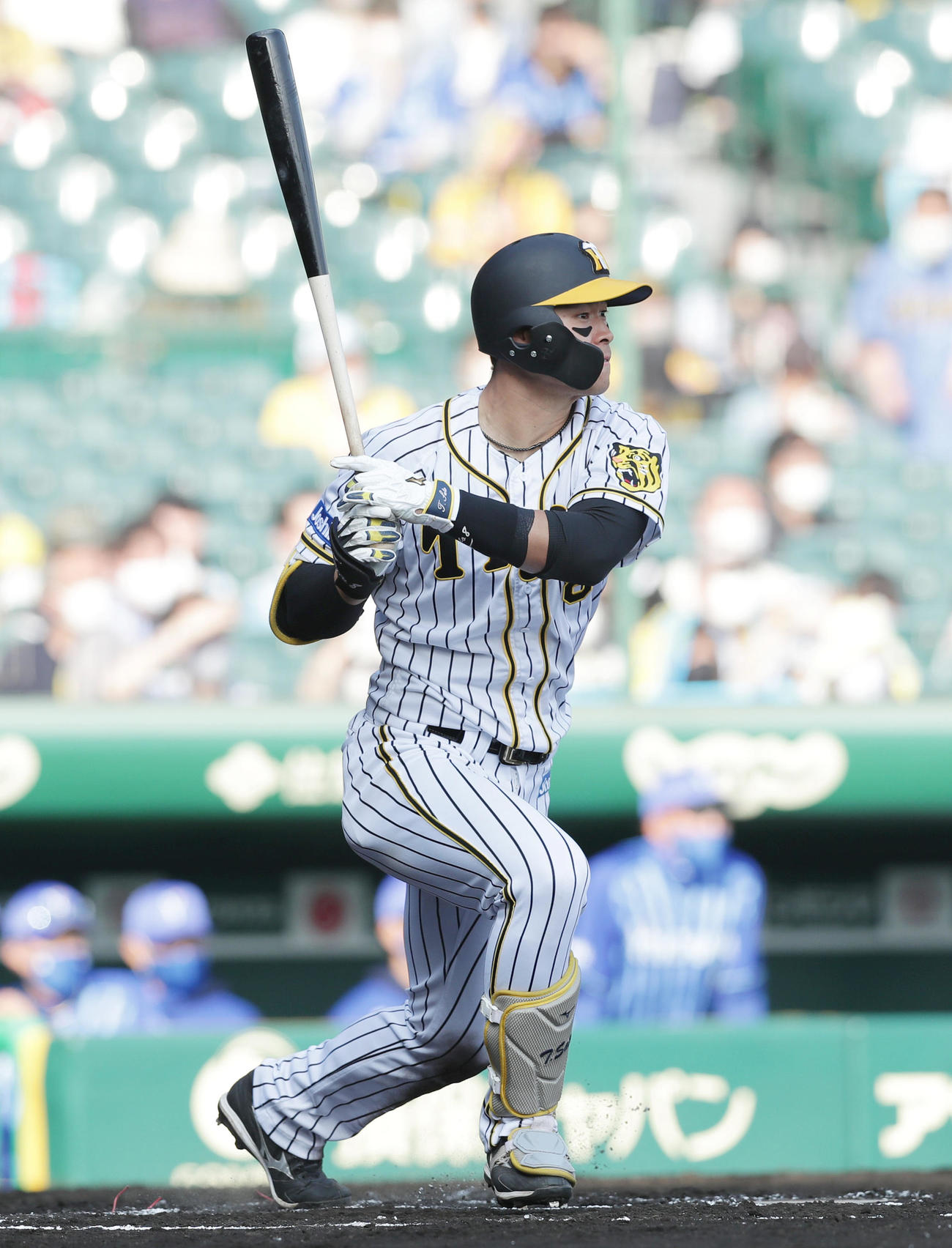 阪神対DeNA 6回裏阪神無死、右中間へ二塁打を放つ佐藤輝（撮影・前田充）