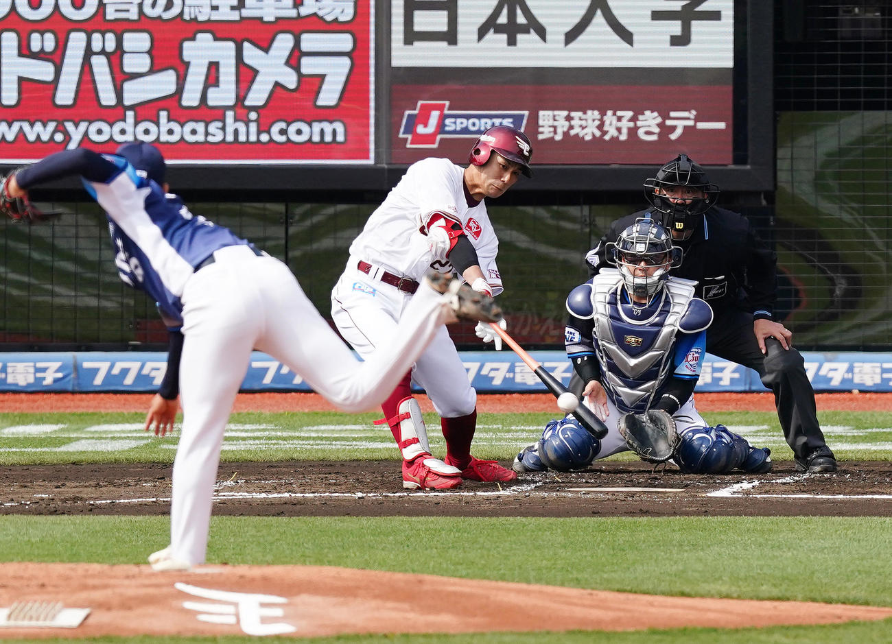 楽天対西武　1回裏楽天2死一、二塁、右前に適時打を放つ岡島（撮影・菅敏）