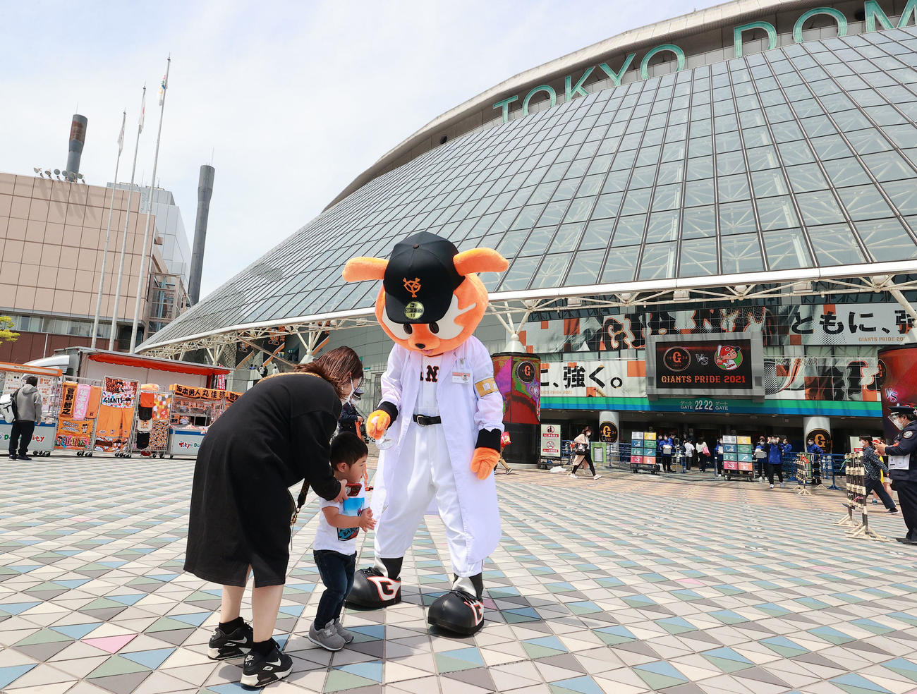 巨人対広島　東京ドームの正面では、白衣を着用したマスコットがファンに消毒液を吹きかけていた（撮影・浅見桂子）