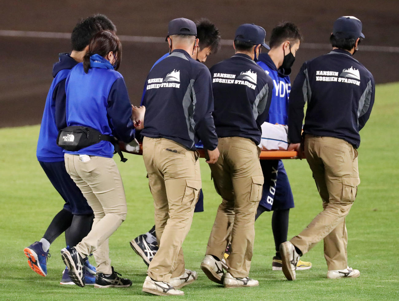 阪神対DeNA 8回裏阪神2死、代打原口の飛球を追って転倒し負傷し担架で運び出される柴田（2021年4月23日撮影）
