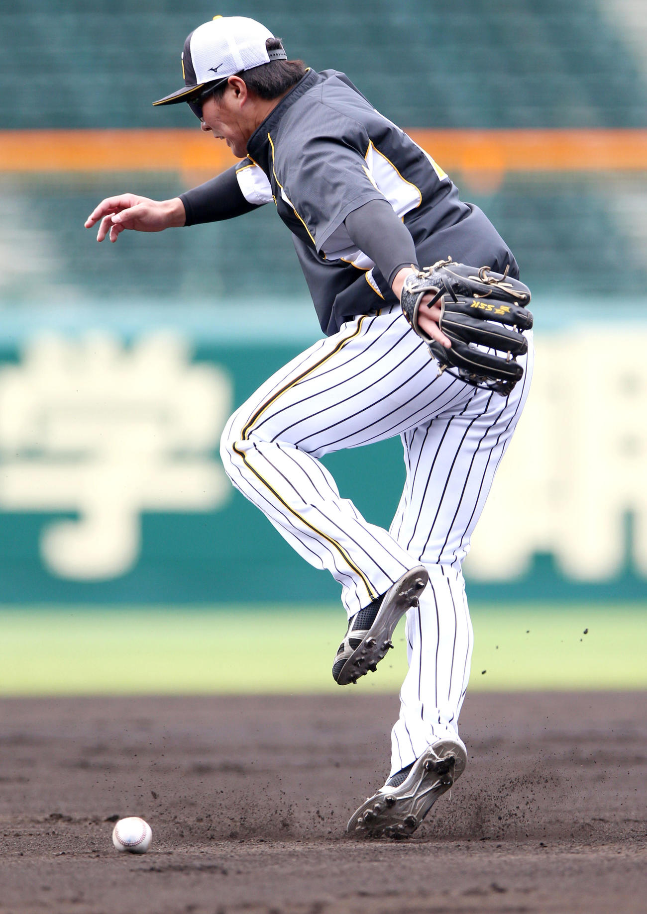 試合前の練習で、ノックを受ける北條は足を痛める（撮影・上山淳一）