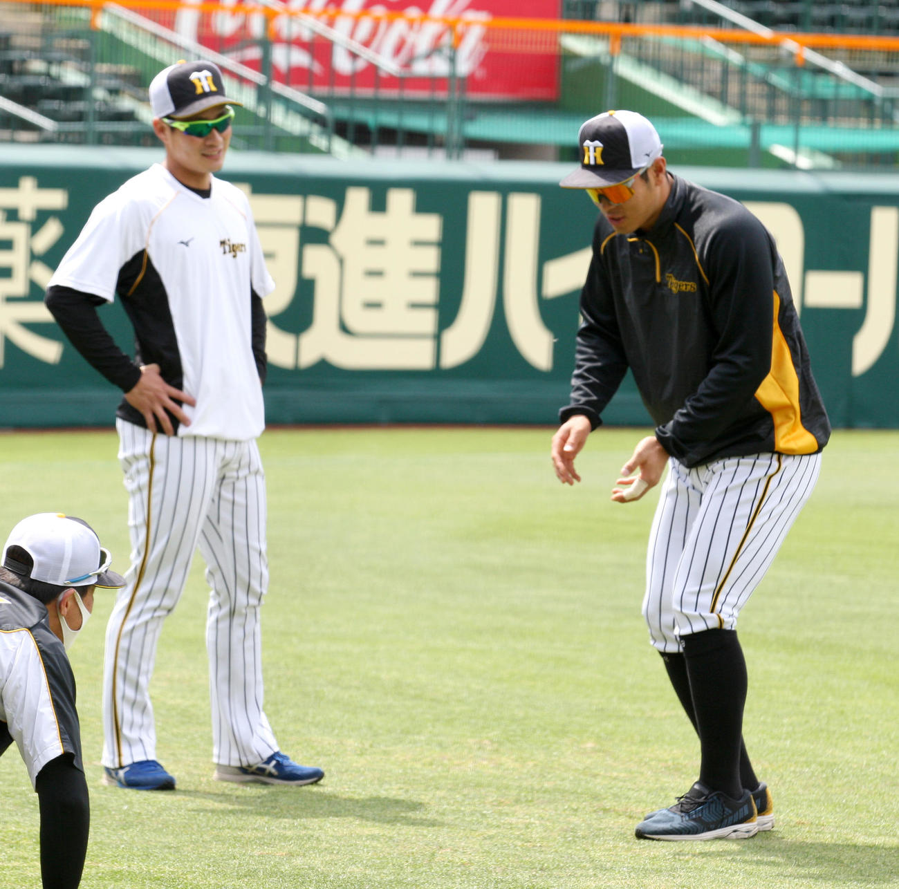 23日に初失策の佐藤輝（右）は木浪と話す（撮影・上山淳一）