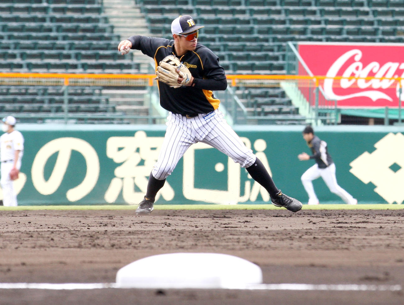 試合前の練習で、佐藤輝はショートでノックを受ける（撮影・上山淳一）