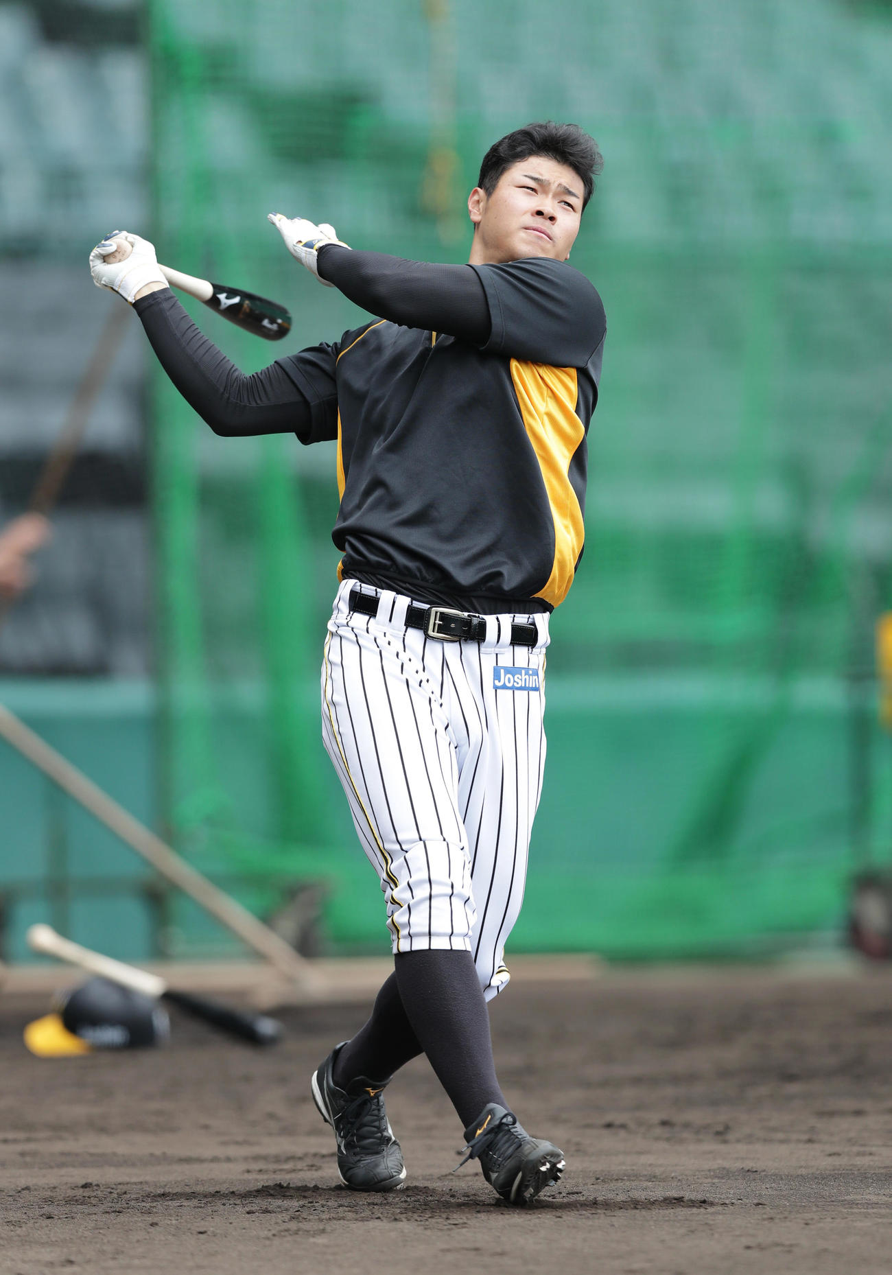 阪神対DeNA　ロングティー打撃を行う阪神佐藤輝（撮影・前田充）