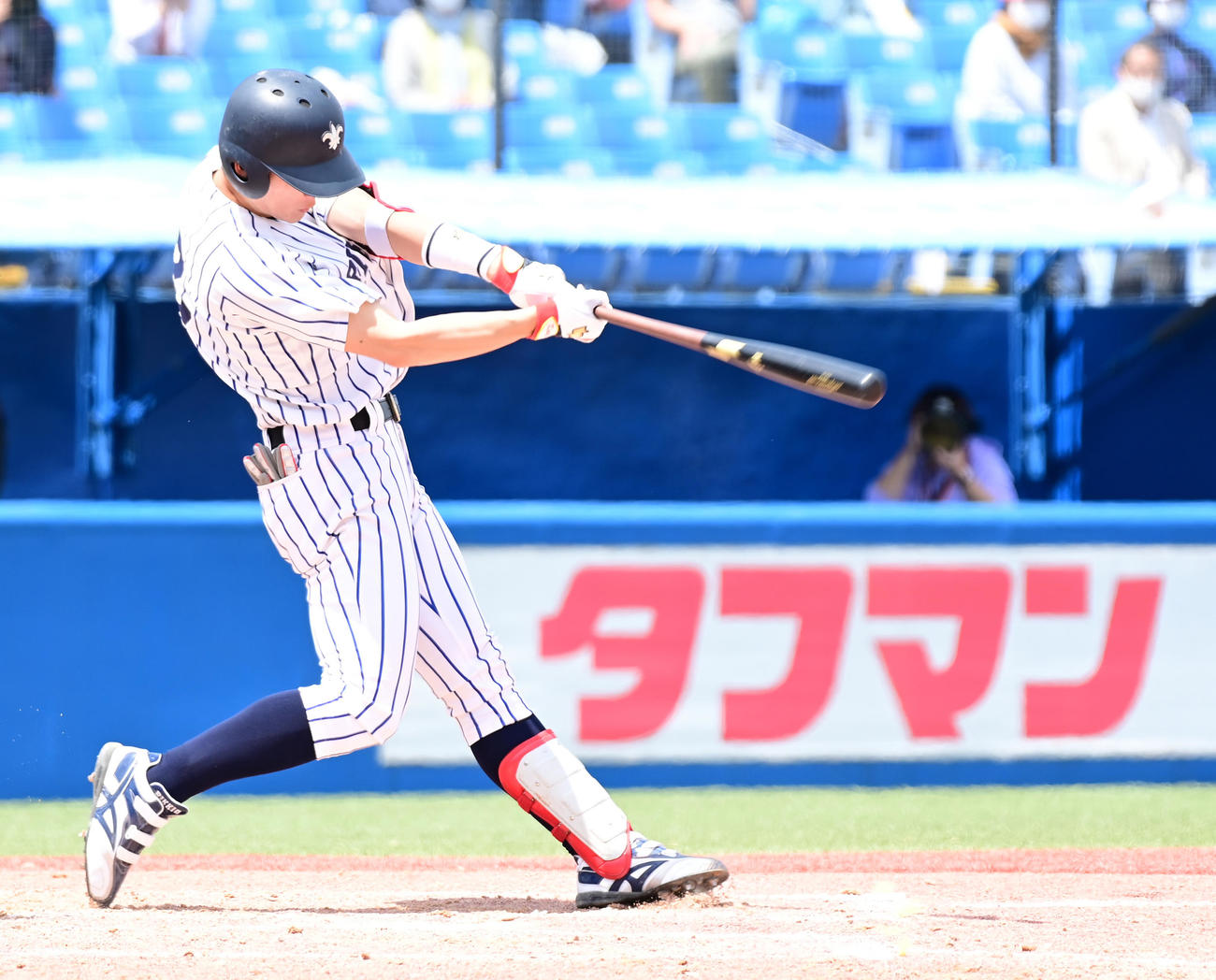立大対早大　4回表立大無死一塁、山田は左越えに2点本塁打を放つ（撮影・小沢裕）
