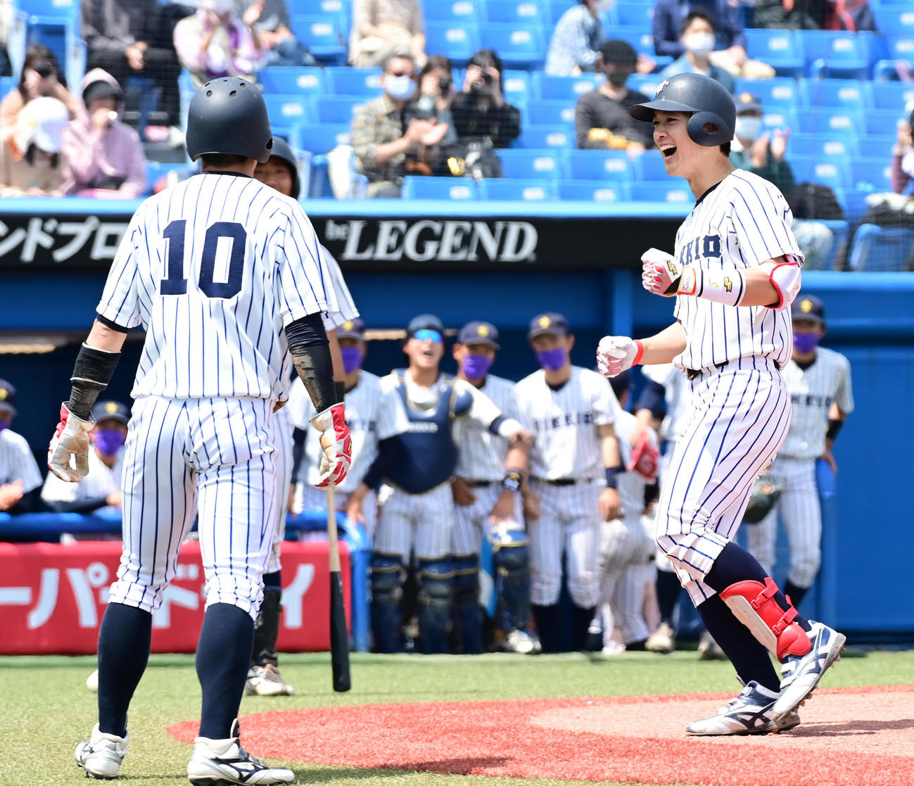 立大対早大　4回表立大無死一塁、山田（右）は左越えに2点本塁打を放ちナインの祝福を受けガッツポーズ（撮影・小沢裕）