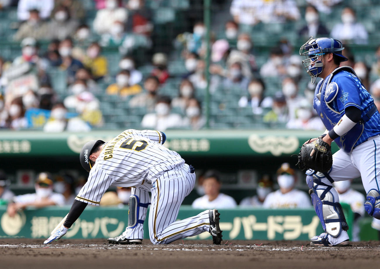 阪神対DeNA 1回裏阪神1死一、三塁、近本は自打球で負傷する（撮影・上山淳一）