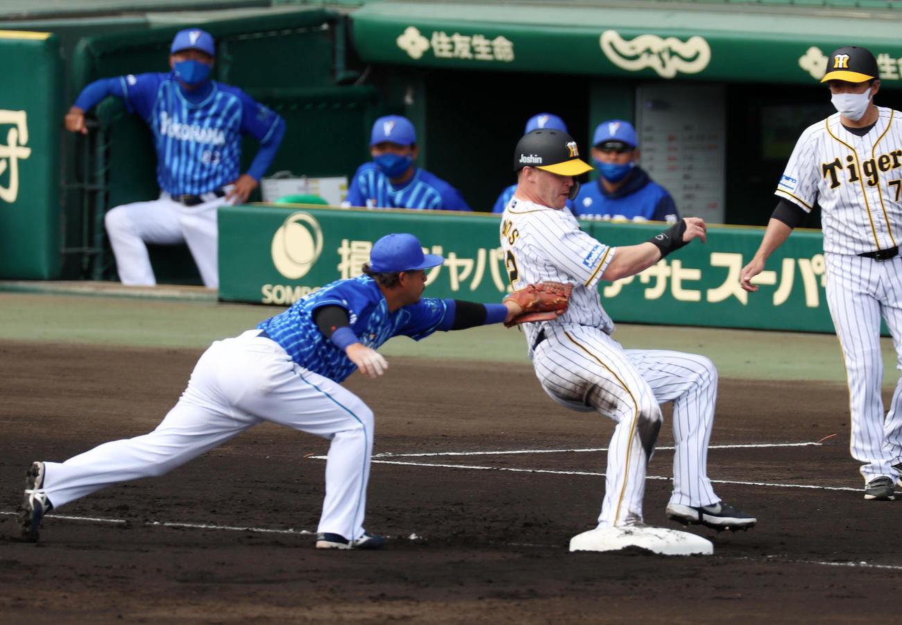 阪神対DeNA 1回裏阪神1死一、三塁、三塁走者サンズは梅野の一塁線バントで三塁へ帰塁。野手は宮崎（撮影・加藤哉）