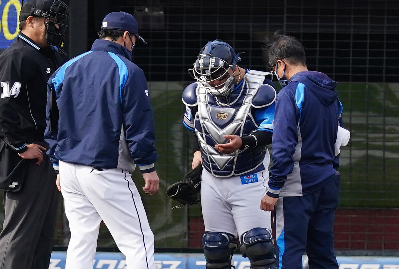 楽天対西武　4回、本田の暴投を処理する際に左手を負傷する捕手森（撮影・菅敏）