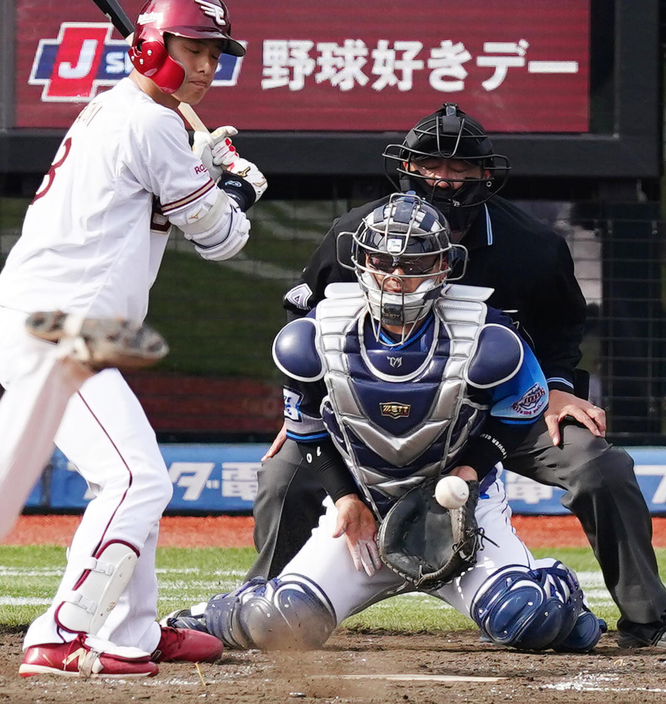 楽天対西武　4回、本田の暴投を処理する際に左手を負傷する捕手森。打者は辰己（撮影・菅敏）