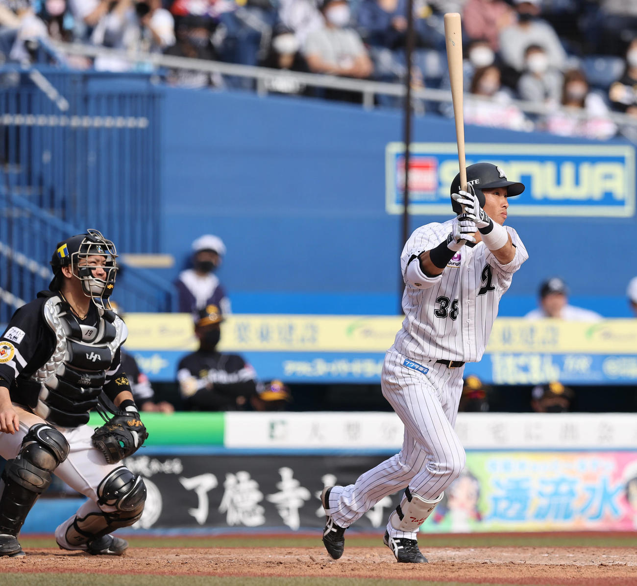 ロッテ対ソフトバンク　4回裏ロッテ1死一塁、プロ初となる右越え2点本塁打を放つ高部（撮影・垰建太）