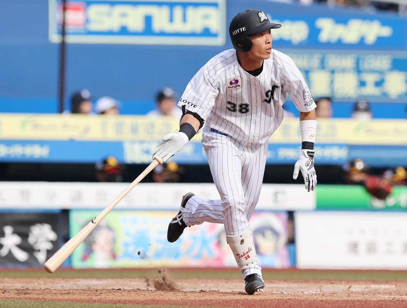 ロッテ対ソフトバンク　4回裏ロッテ1死一塁、プロ初となる右越え2点本塁打を放つ高部（撮影・垰建太）