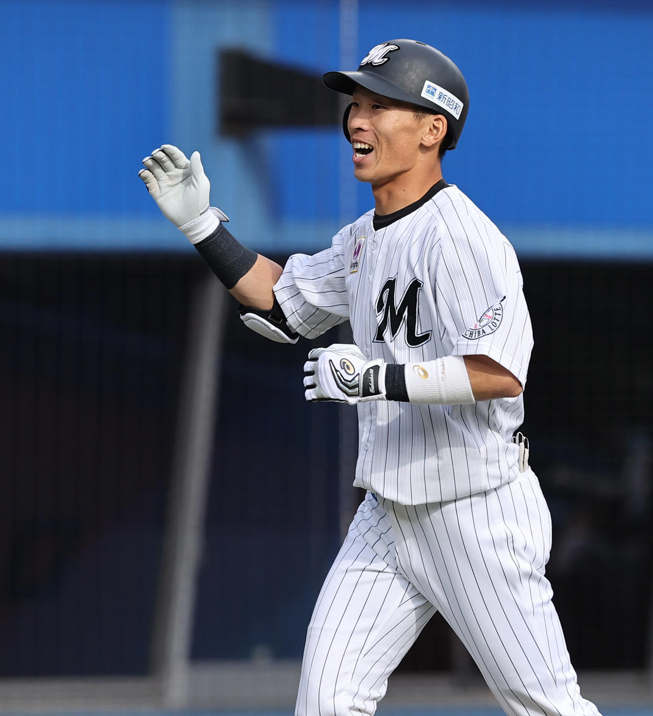 ロッテ対ソフトバンク　4回裏ロッテ1死一塁、プロ初となる右越え2点本塁打を放ちナインの出迎えに笑顔を見せる高部（撮影・垰建太）