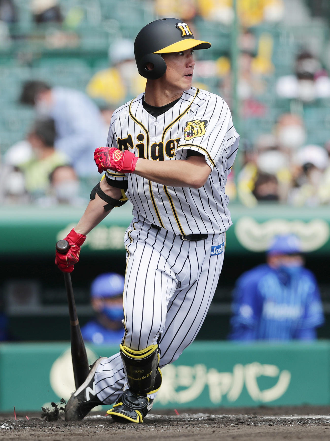 阪神対DeNA 1回裏阪神1死二塁、中前打を放つ伊藤将（撮影・前田充）