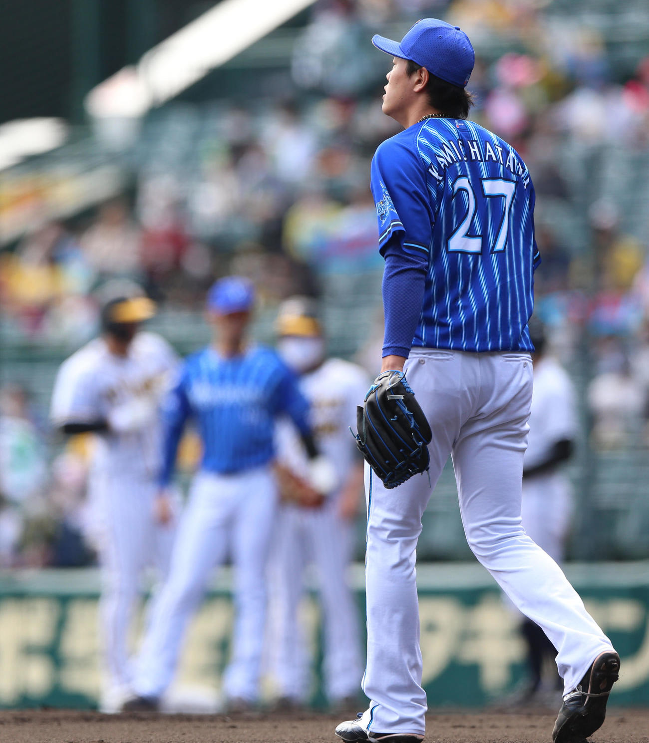 阪神対DeNA 1回裏阪神1死満塁、上茶谷（手前）は佐藤輝に右前2点適時打を浴びる（撮影・上山淳一）