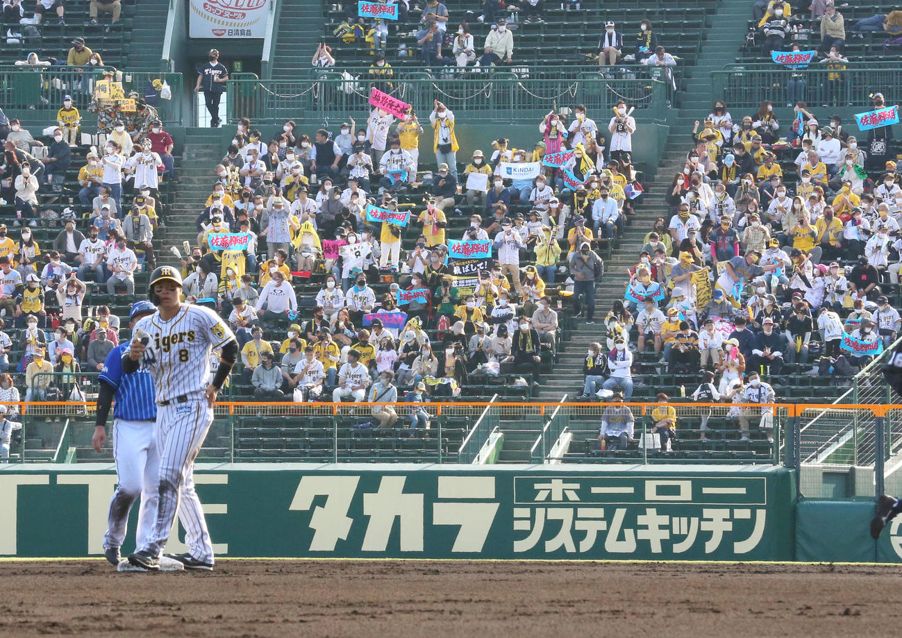 阪神対DeNA 6回裏阪神無死、佐藤輝明の右二塁打で盛り上がるライトスタンドの阪神ファン（撮影・上山淳一）