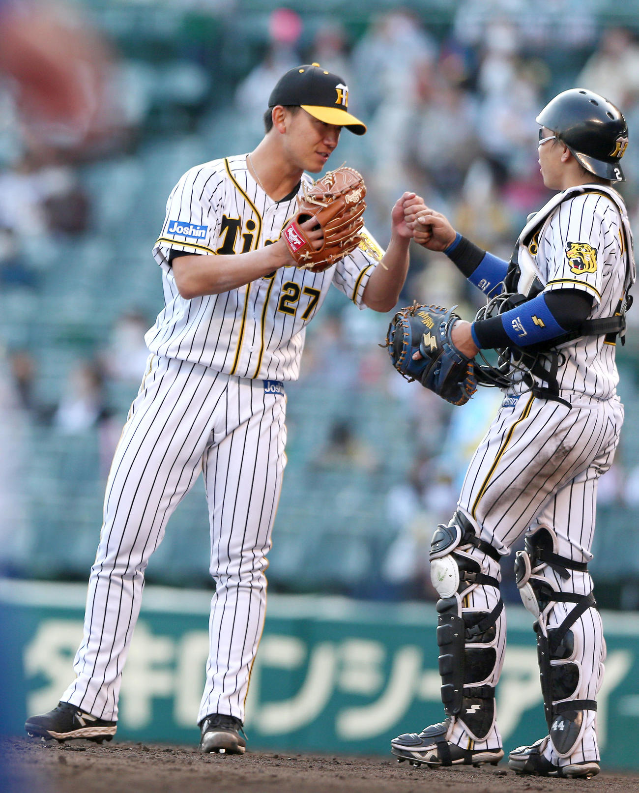 阪神対DeNA DeNA打線を完投した伊藤将（左）は梅野とグータッチする（撮影・上山淳一）