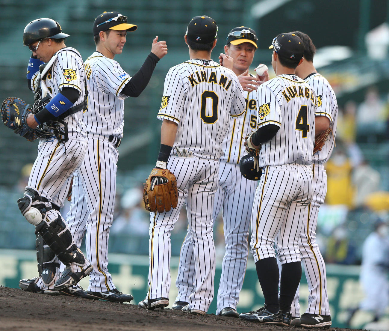 阪神対DeNA　陽川（右から3人目）はDeNA打線を完投した伊藤将（右）にウイニングボールを手渡す（撮影・上山淳一）