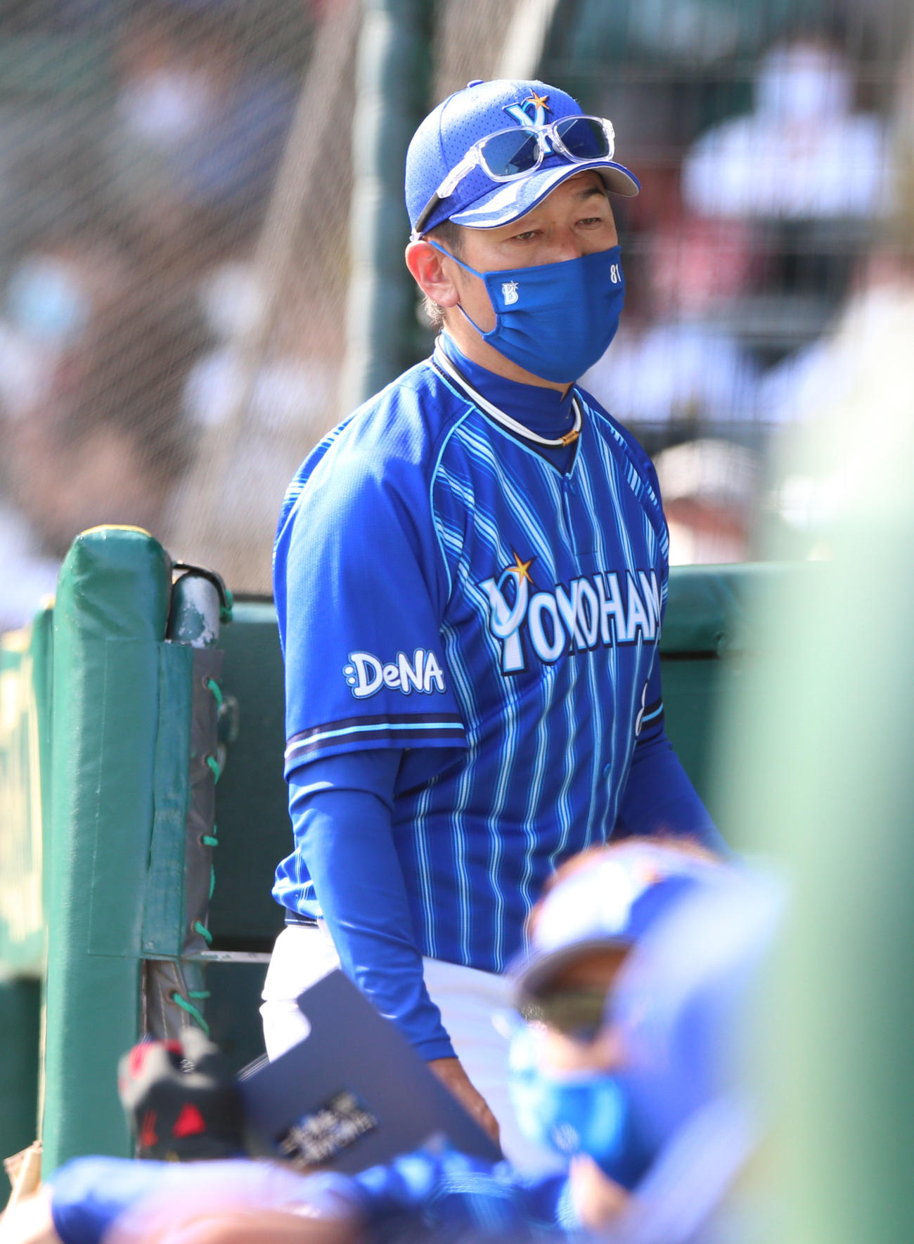 阪神対DeNA 5回を終え、DeNA三浦監督は選手交代を告げベンチへ戻る（撮影・上山淳一）