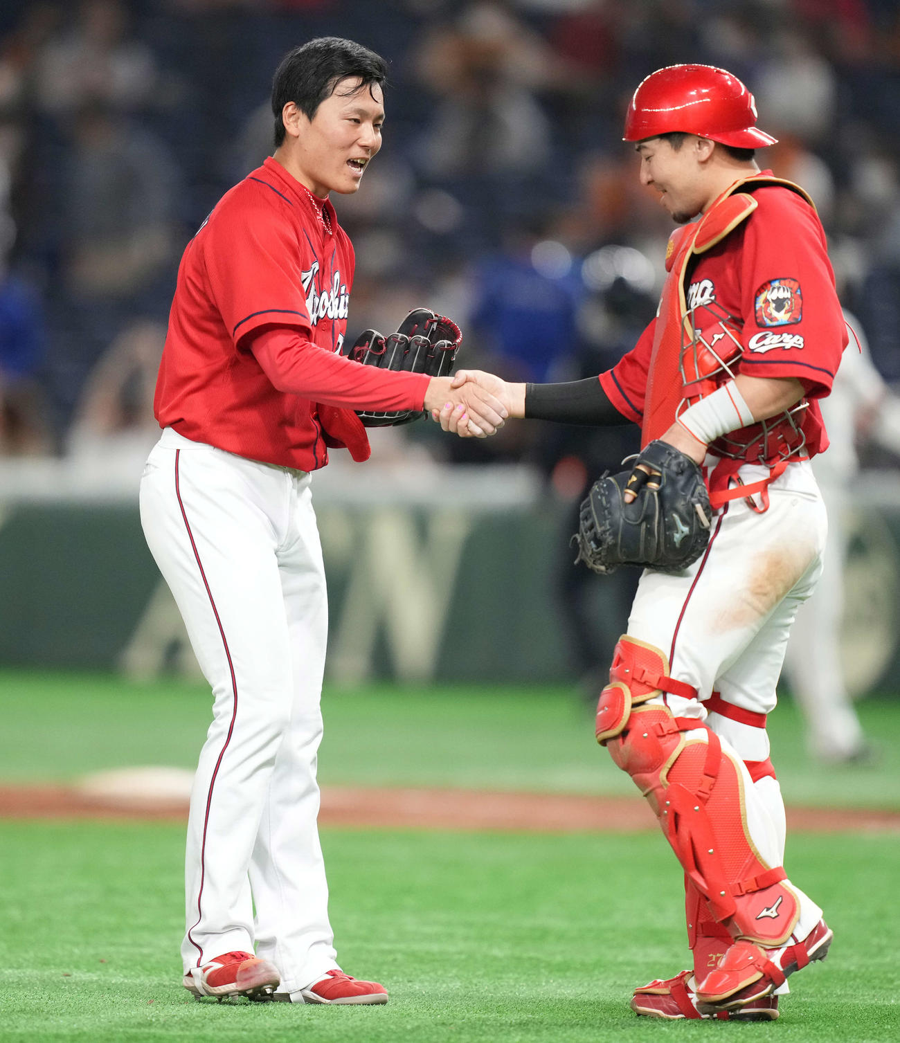 巨人対広島　巨人に勝利し、会沢（右）と握手する広島栗林（撮影・鈴木みどり）