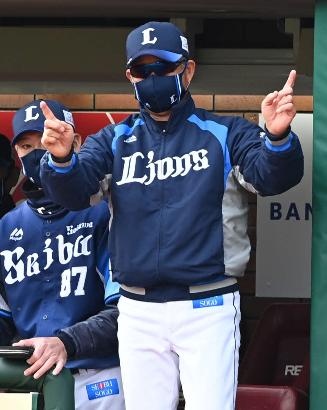 楽天対西武　リプレー検証を要求する西武辻監督（撮影・山崎安昭）