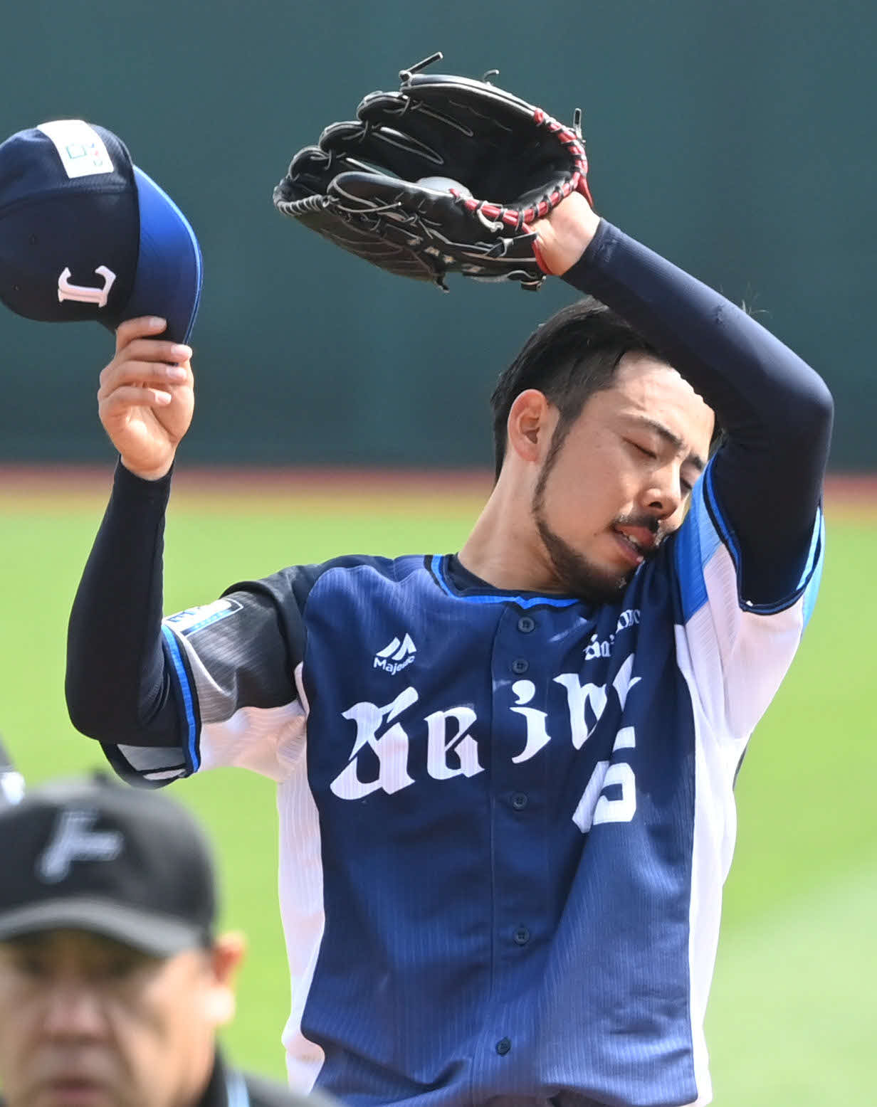 楽天対西武　汗を拭う西武本田（撮影・山崎安昭）