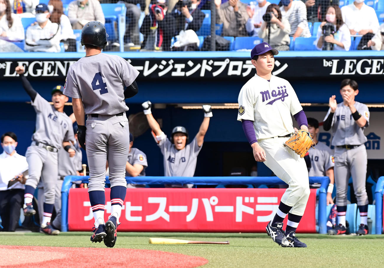 明大対慶大　6回裏慶大1死満塁、明大先発の竹田（右）は福井に逆転の2点左適時二塁打を許す（撮影・小沢裕）