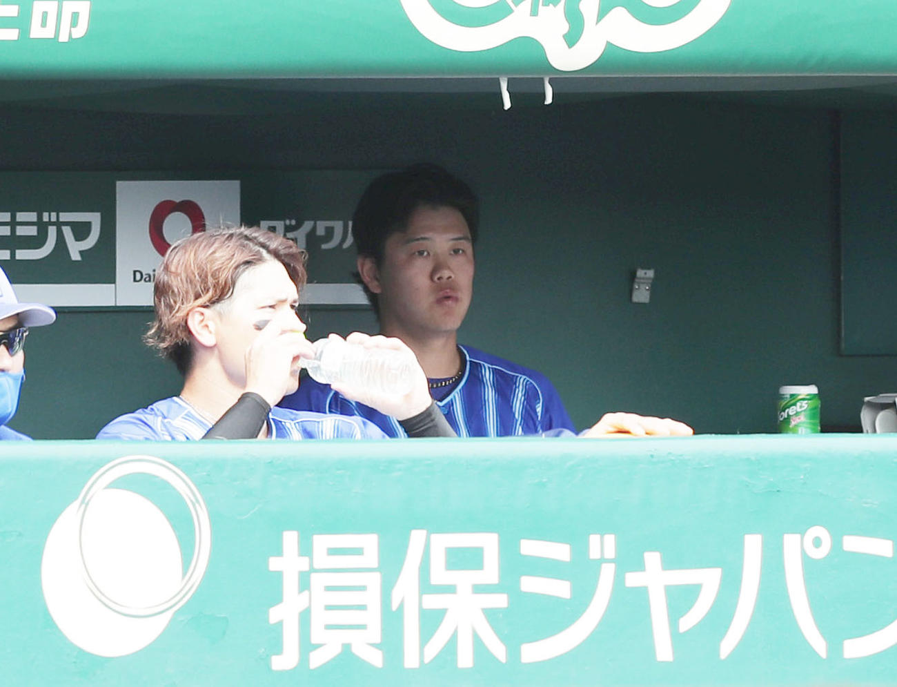 阪神対DeNA 1回から6失点したDeNA上茶谷（右）はベンチでぼうぜんとする（撮影・前田充）