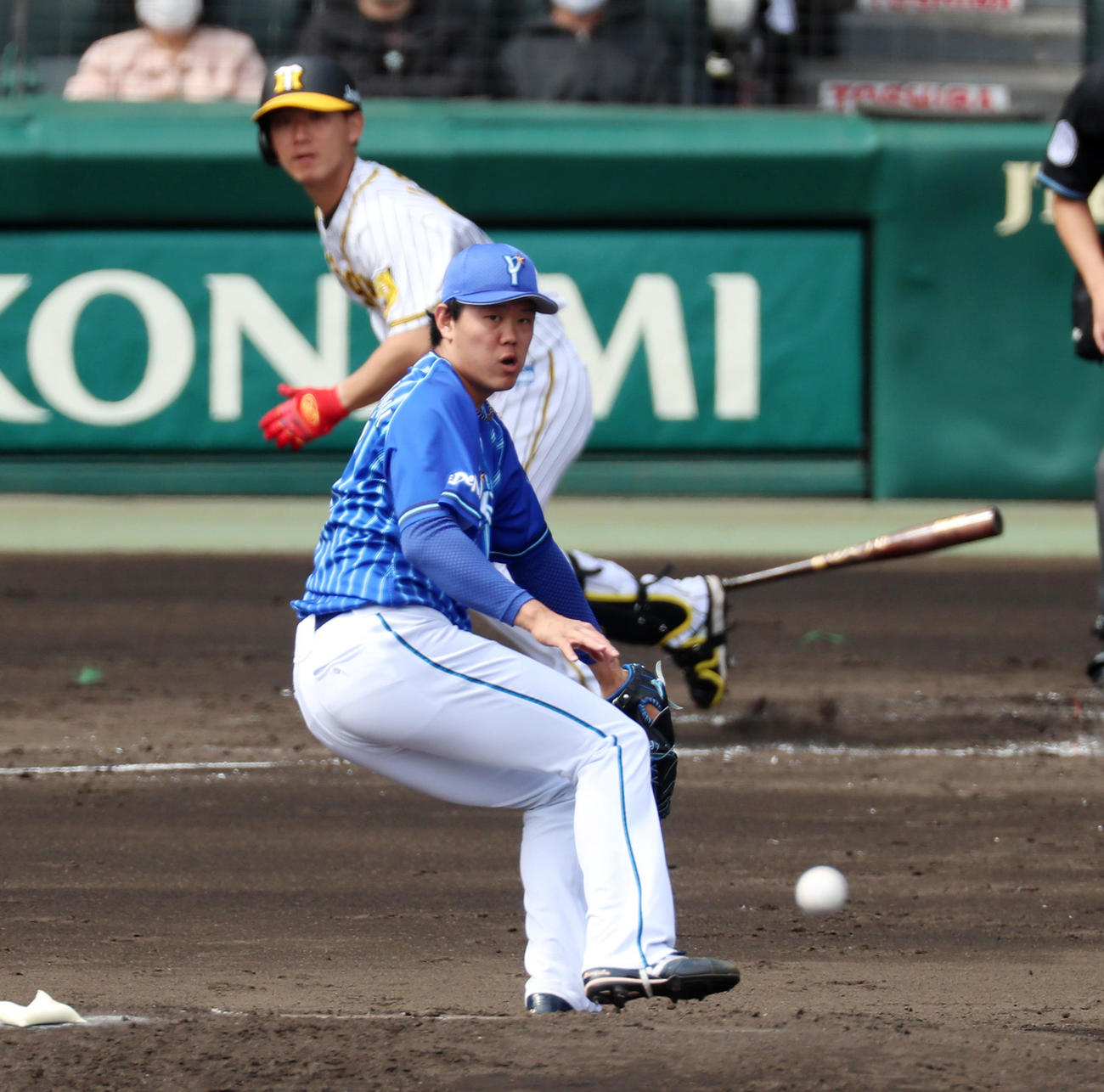 阪神対DeNA 1回裏阪神1死二塁、上茶谷は投手の伊藤将に中前打を打たれる（撮影・加藤哉）