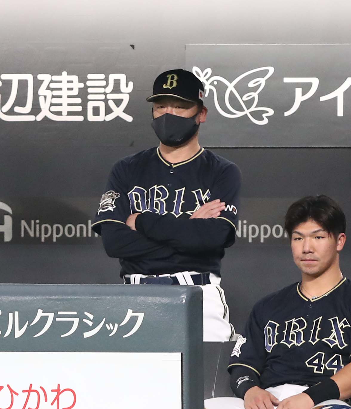 日本ハム対オリックス　ベンチで試合を見つめる中嶋監督（撮影・黒川智章）