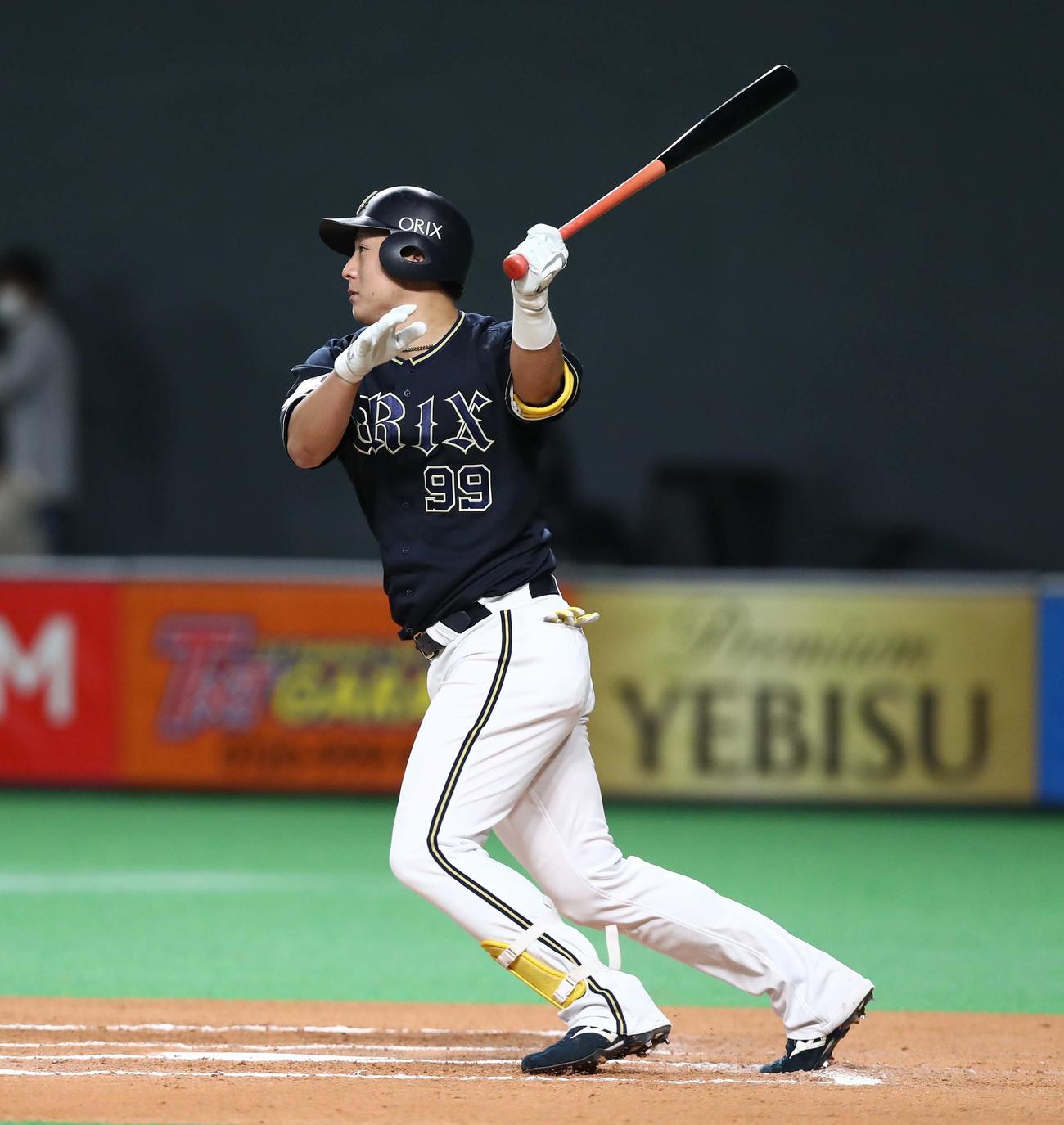 日本ハム対オリックス　6回表オリックス2死、中前打を放つ杉本（撮影・黒川智章）