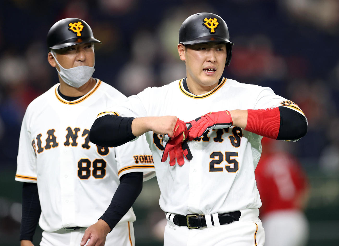 巨人対広島　1回裏巨人1死二塁、ウィーラーの左飛で二塁に戻れずアウトとなり、後藤野手チーフコーチ（左）と話をしながらベンチに戻る岡本和（撮影・狩俣裕三）